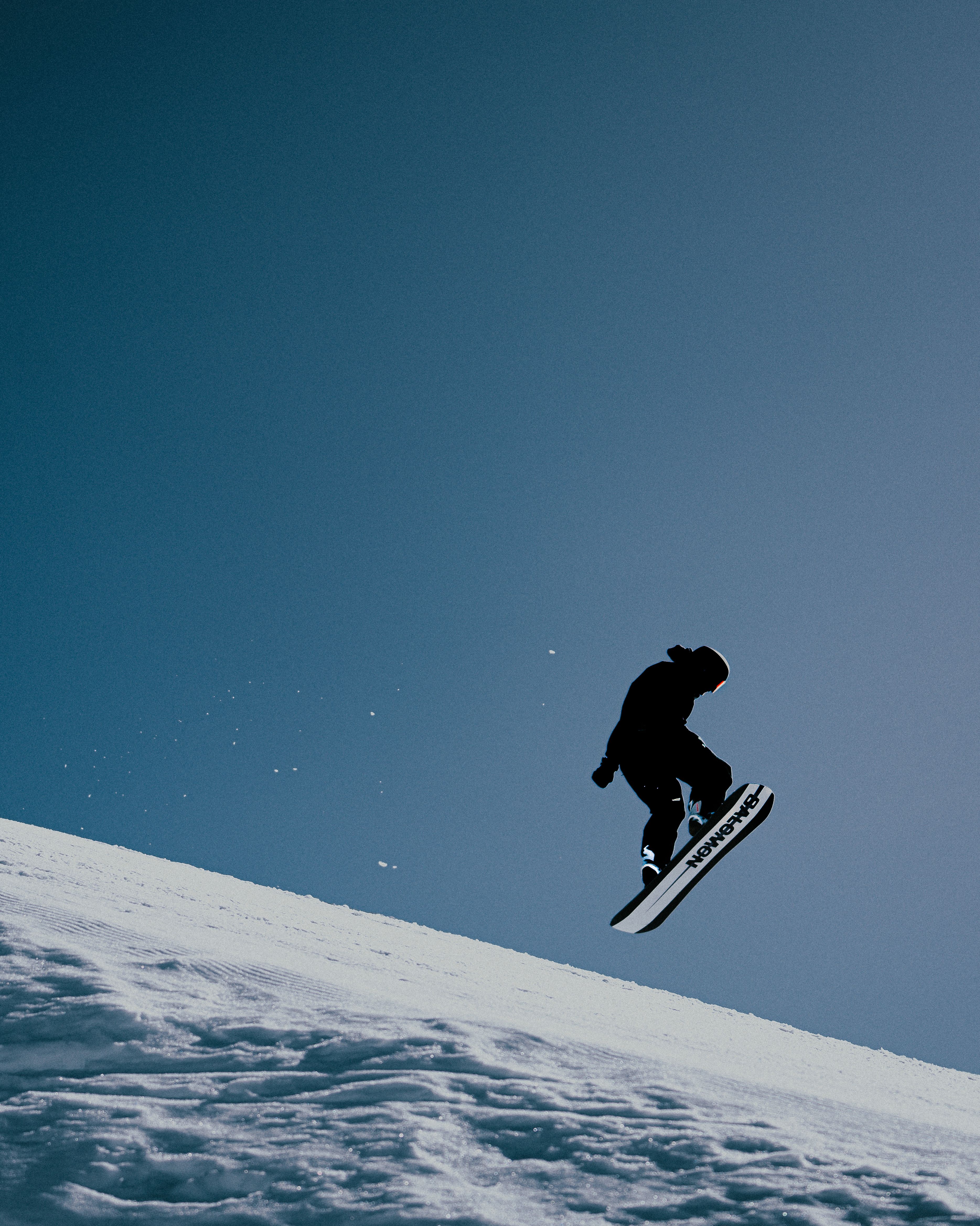 Snowboarder in salto sulla neve